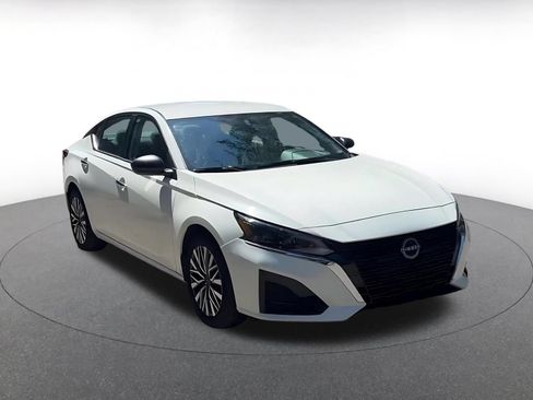 Used 2025 Nissan Altima 2.5 SV FWD image 3