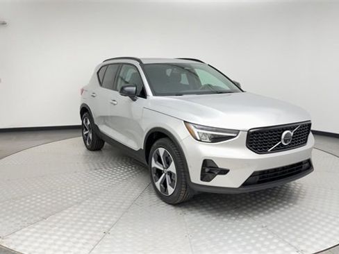 Certified 2025 Volvo XC40 B5 Plus image 8