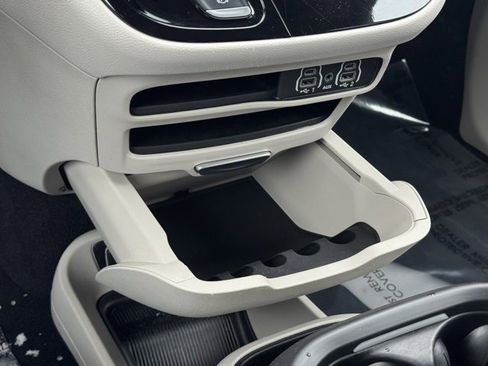 Used 2024 Chrysler Pacifica Touring-L image 16