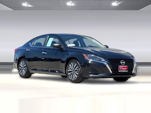 Used 2025 Nissan Altima 2.5 SV FWD image 7