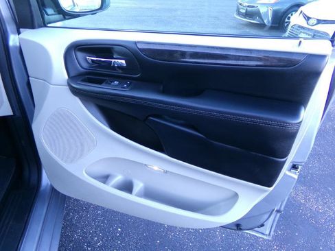 Used 2019 Dodge Grand Caravan SE w/ UConnect Hands-Free Group image 28