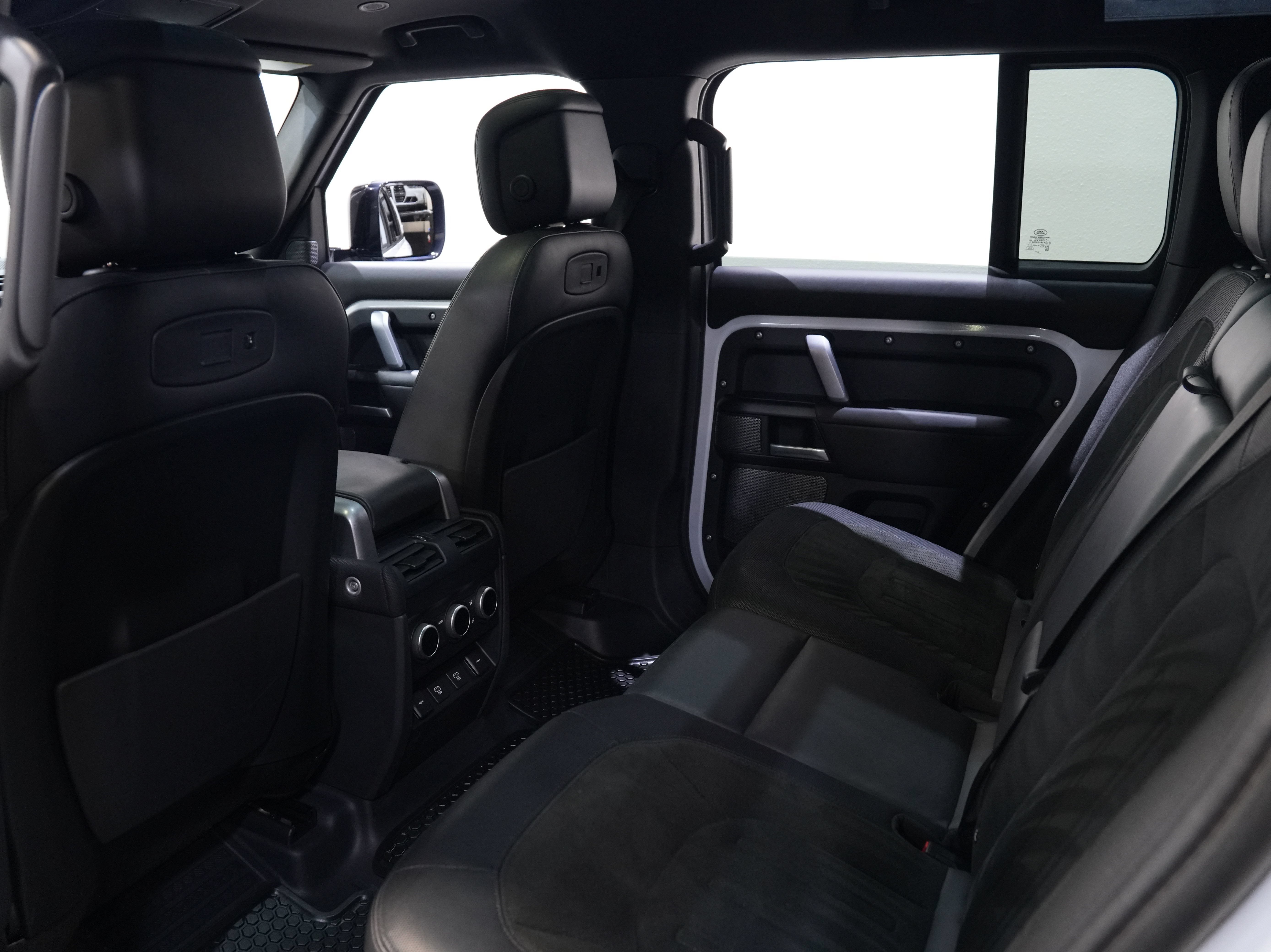 Used 2022 Land Rover Defender 110 V8 AWD/4WD image 35