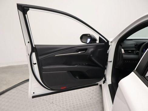 Used 2026 Toyota Camry SE w/ Convenience Package FWD image 16