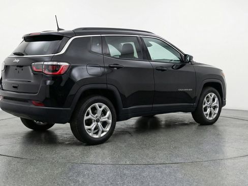 Used 2025 Jeep Compass Latitude image 9