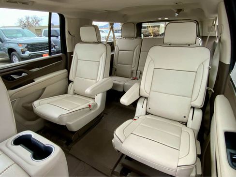 Used 2021 GMC Yukon XL Denali w/ Denali Premium Package image 27
