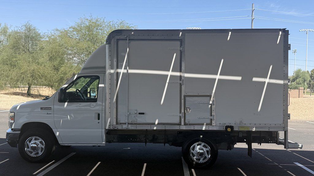 Used 2010 Ford E-350 and Econoline 350 Super Duty RWD image 2