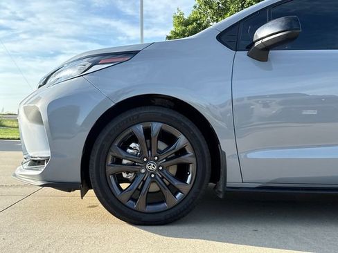 Used 2025 Toyota Sienna XSE w/ XSE Plus Package FWD image 5