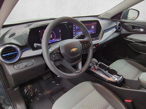 Used 2025 Chevrolet Trax LT FWD image 10
