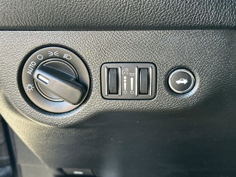 Used 2018 Dodge Challenger SXT image 27