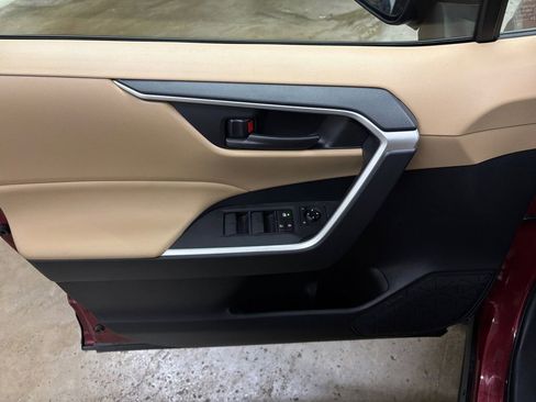 Used 2019 Toyota RAV4 LE w/ Carpet Mat Package image 11