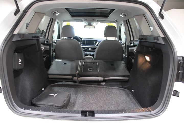 Used 2022 Volkswagen Taos SE w/ Panoramic Sunroof Package FWD image 16