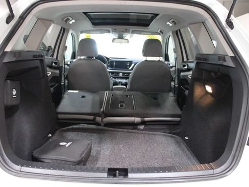 Used 2022 Volkswagen Taos SE w/ Panoramic Sunroof Package FWD image 16