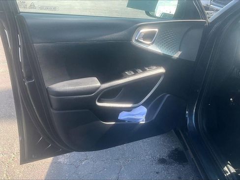 Used 2025 Kia Soul LX w/ LX Technology Package FWD image 25