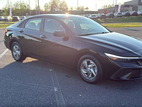 Used 2024 Hyundai Elantra SE FWD image 2
