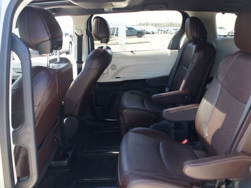 Used 2024 Toyota Sienna Platinum image 17