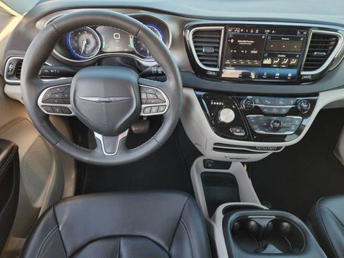 Used 2024 Chrysler Pacifica Touring-L image 26