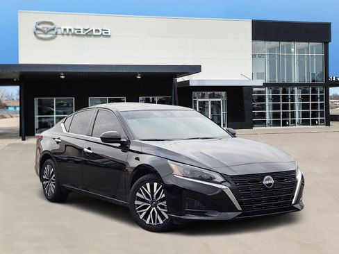Used 2023 Nissan Altima 2.5 SV image 1