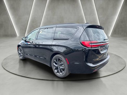 Used 2026 Chrysler Pacifica Limited w/ S Appearance Package FWD image 5