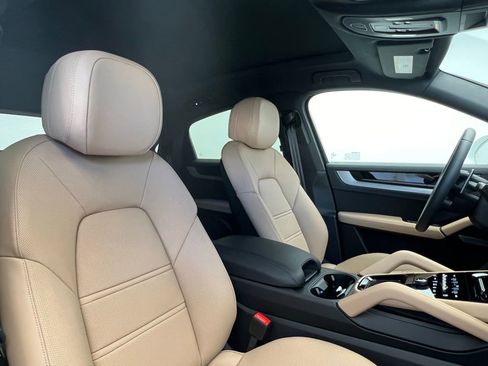 Used 2025 Porsche Cayenne Coupe image 18