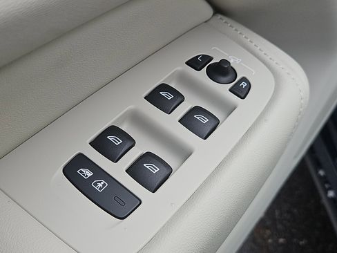 New 2026 Volvo XC60 B5 Ultra w/ Protection Package Premier image 19