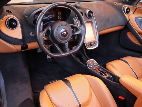 Used 2019 McLaren 570S Spider image 8