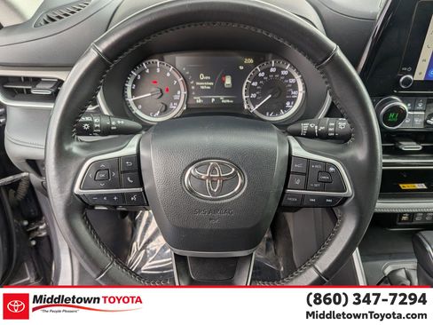 Certified 2024 Toyota Highlander XLE image 17