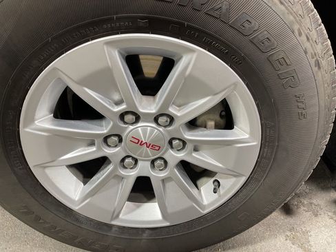 Used 2025 GMC Sierra 1500 SLE image 40