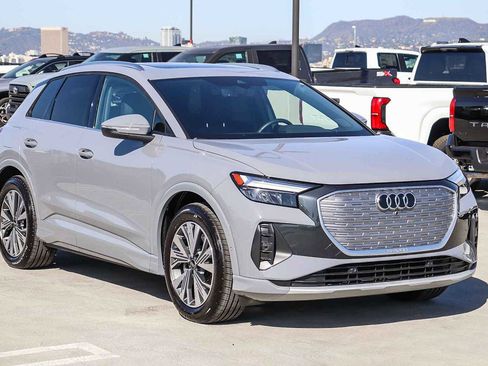 Used 2024 Audi Q4 e-tron Premium Plus image 3