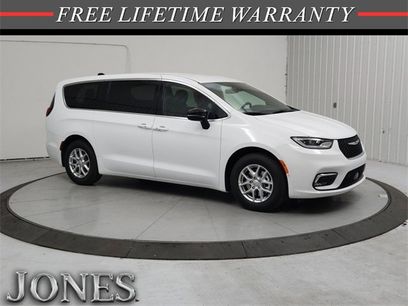 New 2026 Chrysler Pacifica Select