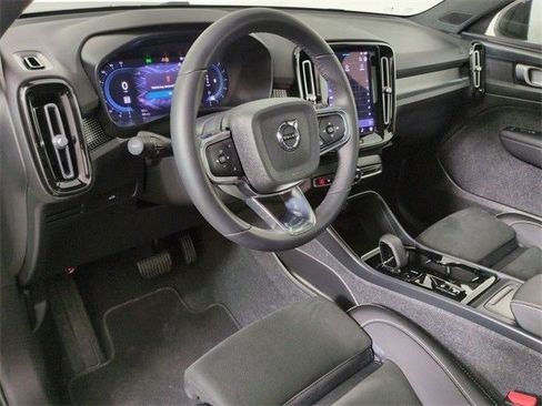 Used 2023 Volvo XC40 B5 Plus image 16