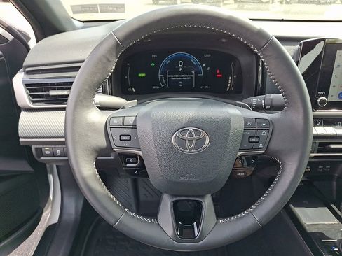 Used 2025 Toyota Camry SE w/ Convenience Package image 19