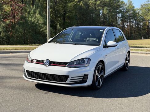 Used 2017 Volkswagen GTI SE image 3