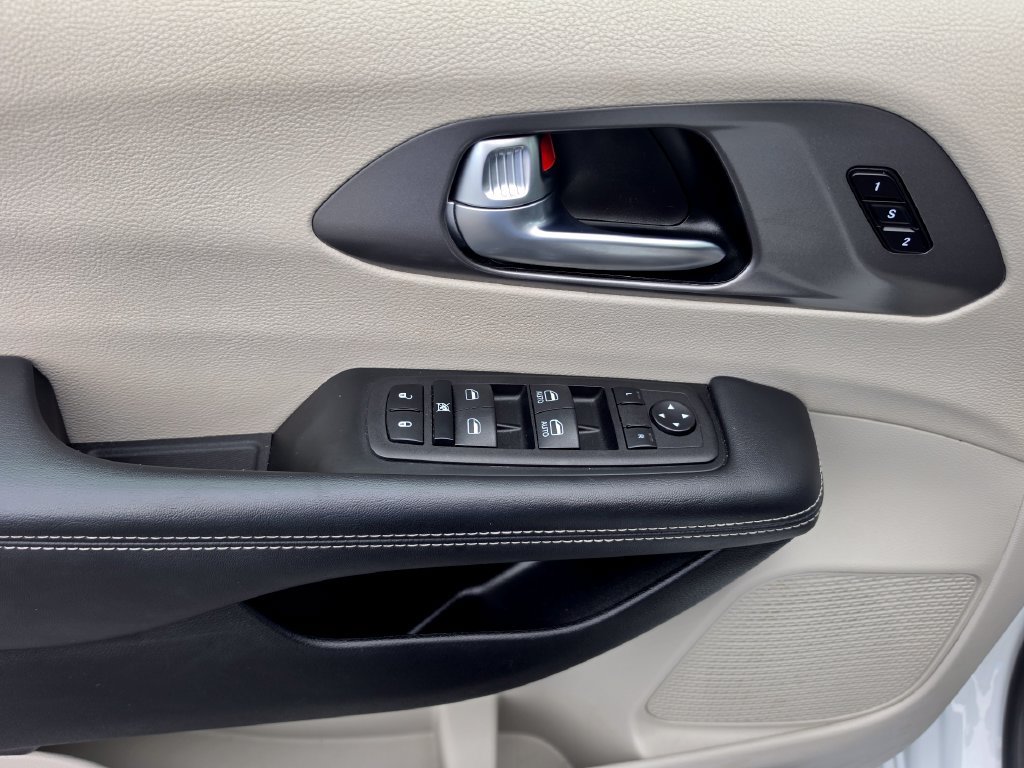 Used 2023 Chrysler Pacifica Touring-L FWD image 15