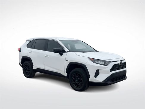 Used 2022 Toyota RAV4 LE image 3