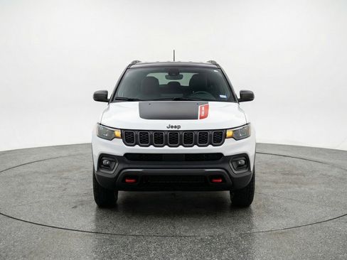 Used 2025 Jeep Compass Trailhawk AWD/4WD image 2