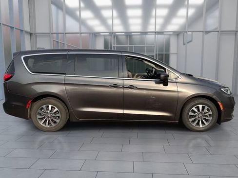 Used 2022 Chrysler Pacifica Touring-L w/ Uconnect Theater Family Group FWD image 2