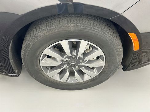 Used 2023 Chrysler Pacifica Limited FWD image 11