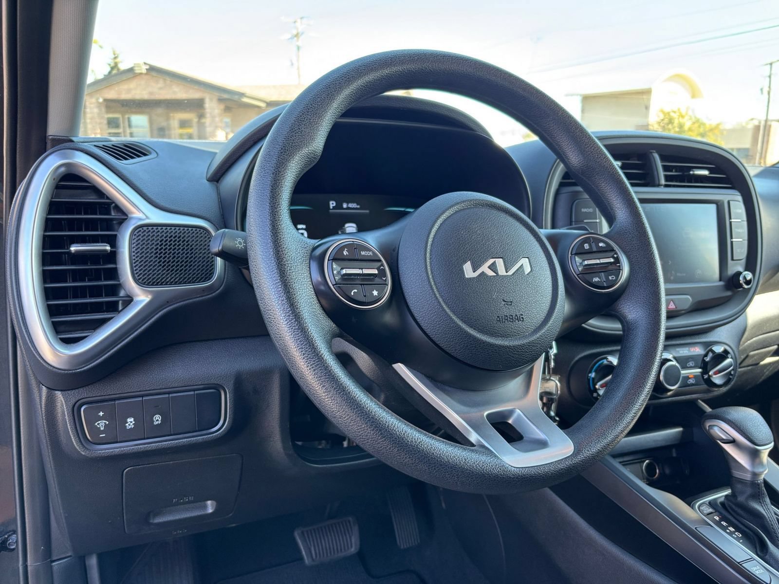 Used 2025 Kia Soul LX w/ LX Technology Package FWD image 31