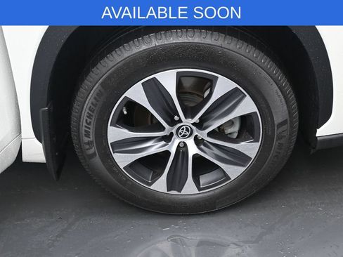 Used 2021 Toyota Highlander XLE AWD/4WD image 39