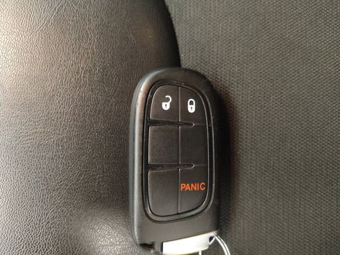 Used 2019 Jeep Cherokee Trailhawk AWD/4WD image 32