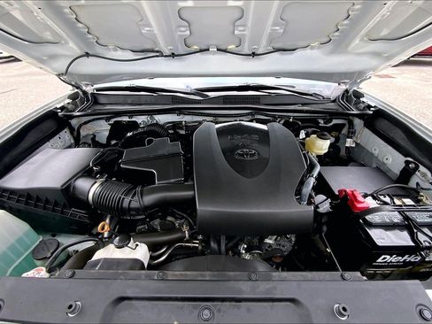 Used 2020 Toyota Tacoma SR5 AWD/4WD image 13