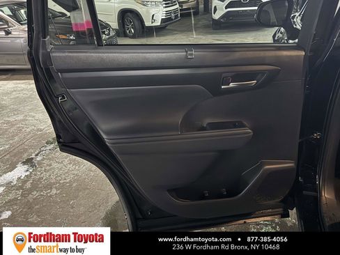 Used 2025 Toyota Highlander XLE image 11