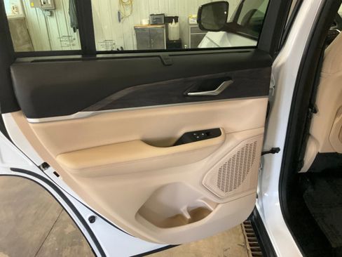 Used 2024 Jeep Grand Cherokee Limited w/ Luxury Tech Group II AWD/4WD image 20
