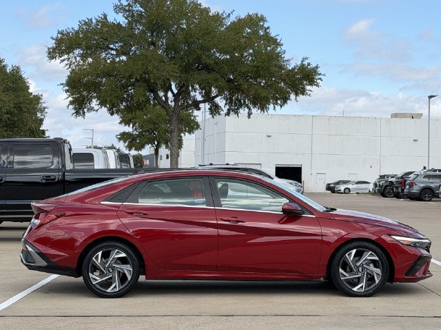 Used 2025 Hyundai Elantra SEL FWD image 3