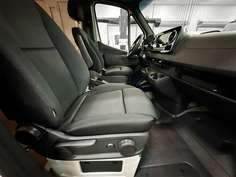 Used 2025 Mercedes-Benz Sprinter 2500 image 26