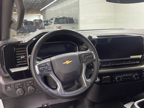 Used 2025 Chevrolet Silverado 2500 LT w/ Convenience Package AWD/4WD image 3