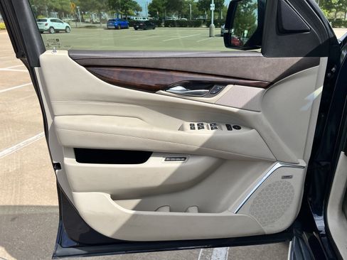 Used 2017 Cadillac Escalade Luxury RWD image 29