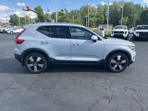 Used 2021 Volvo XC40 T5 Momentum image 2