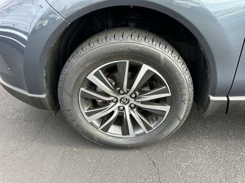 Used 2022 Toyota Venza LE image 10