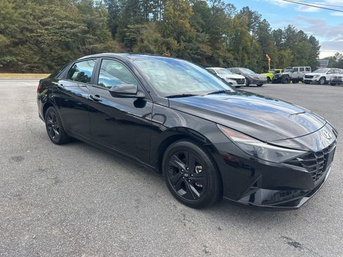 Used 2023 Hyundai Elantra SEL image 3